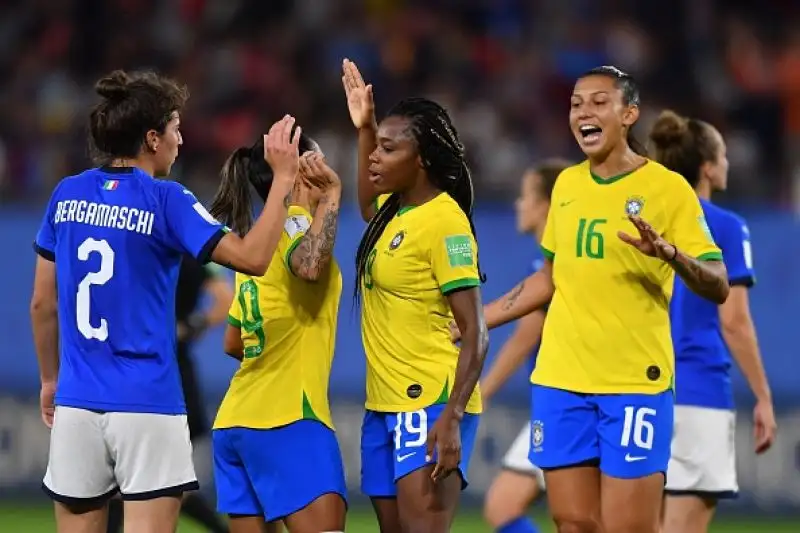 Dopo una buona prestazione solo un rigore della fuoriclasse Marta piega la nostra nazionale che si qualifica comunque come prima nel Girone C,