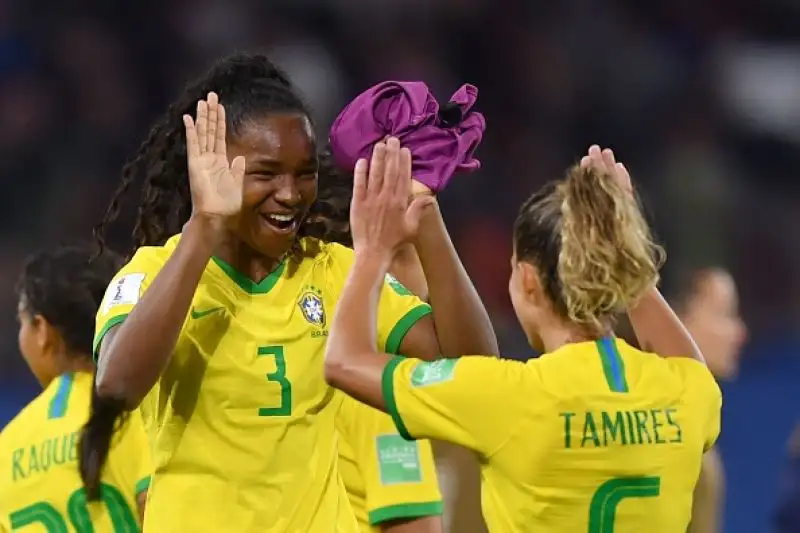 Dopo una buona prestazione solo un rigore della fuoriclasse Marta piega la nostra nazionale che si qualifica comunque come prima nel Girone C,