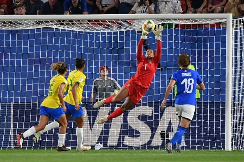 Dopo una buona prestazione solo un rigore della fuoriclasse Marta piega la nostra nazionale che si qualifica comunque come prima nel Girone C,