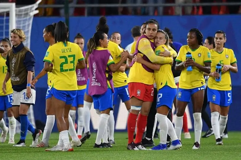 Dopo una buona prestazione solo un rigore della fuoriclasse Marta piega la nostra nazionale che si qualifica comunque come prima nel Girone C,