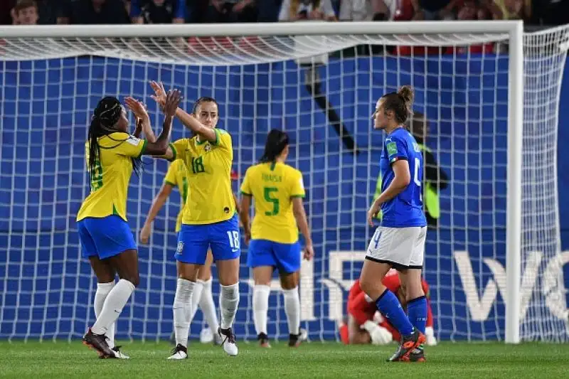 Dopo una buona prestazione solo un rigore della fuoriclasse Marta piega la nostra nazionale che si qualifica comunque come prima nel Girone C,