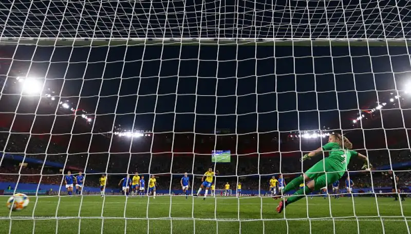 Dopo una buona prestazione solo un rigore della fuoriclasse Marta piega la nostra nazionale che si qualifica comunque come prima nel Girone C,
