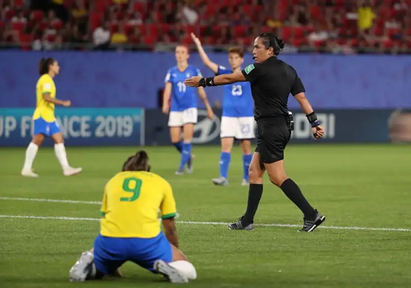 Dopo una buona prestazione solo un rigore della fuoriclasse Marta piega la nostra nazionale che si qualifica comunque come prima nel Girone C,