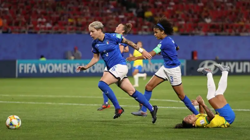 Dopo una buona prestazione solo un rigore della fuoriclasse Marta piega la nostra nazionale che si qualifica comunque come prima nel Girone C,