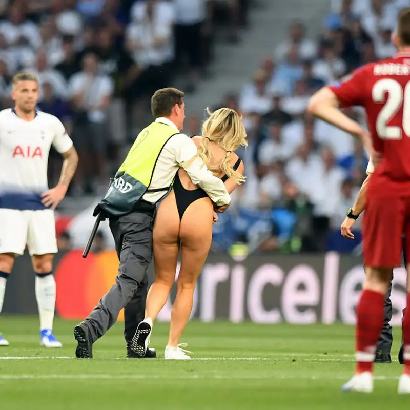 È stata la notte del Liverpool campione d’Europa, ma anche di Kinsey Wolansky: le immagini dell'invasione di campo durante la finale di Champions sono subito diventate virali