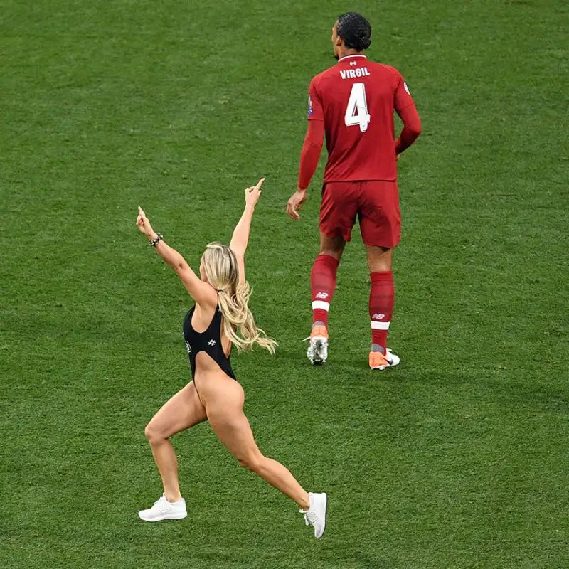 È stata la notte del Liverpool campione d’Europa, ma anche di Kinsey Wolansky: le immagini dell'invasione di campo durante la finale di Champions sono subito diventate virali