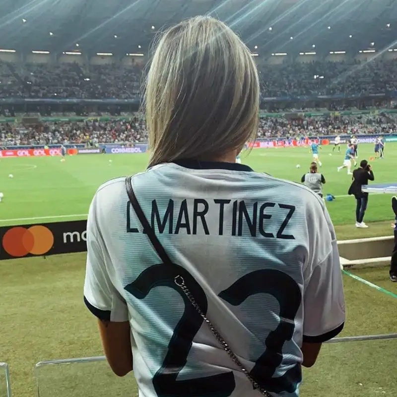 La fidanzata di Lautaro Martinez non è tipo passare inosservata come si nota dalle immagini del suo seguitissimo profilo Instagram @agus.gandolfo