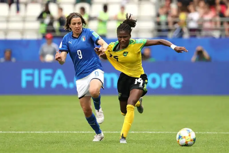 Un'Italia spaziale ai Mondiali femminile di calcio centra l'accesso agli ottavi di finale, avvenimento che non si verificava dal lontano 1991.