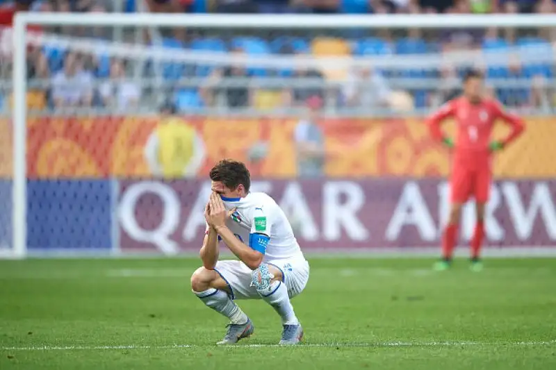 Tanti rimpianti per gli azzurrini, annullato dal VAR il gol capolavoro di Scamacca che avvea regalato il pari alla squadra di Nicolato nei minuti finali.