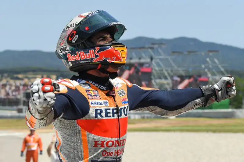 Marc Marquez vince in Catalogna uno dei Gran Premi più facili della sua carriera: il centauro della Honda approfitta della carambola innescata al secondo giro da un errore di Jorge Lorenzo