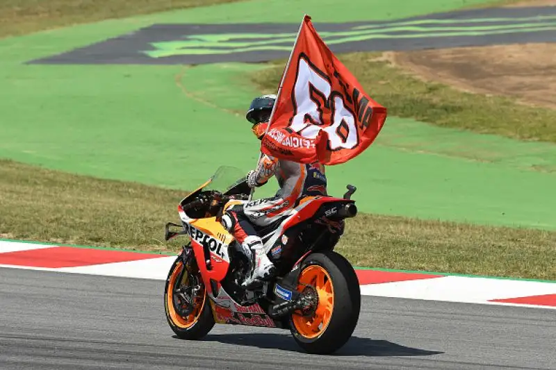 Marc Marquez vince in Catalogna uno dei Gran Premi più facili della sua carriera: il centauro della Honda approfitta della carambola innescata al secondo giro da un errore di Jorge Lorenzo