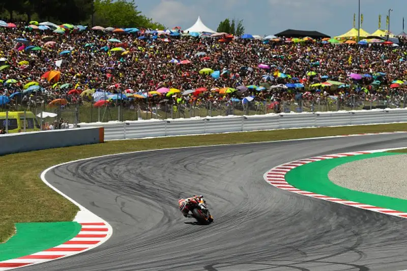 Marc Marquez vince in Catalogna uno dei Gran Premi più facili della sua carriera: il centauro della Honda approfitta della carambola innescata al secondo giro da un errore di Jorge Lorenzo