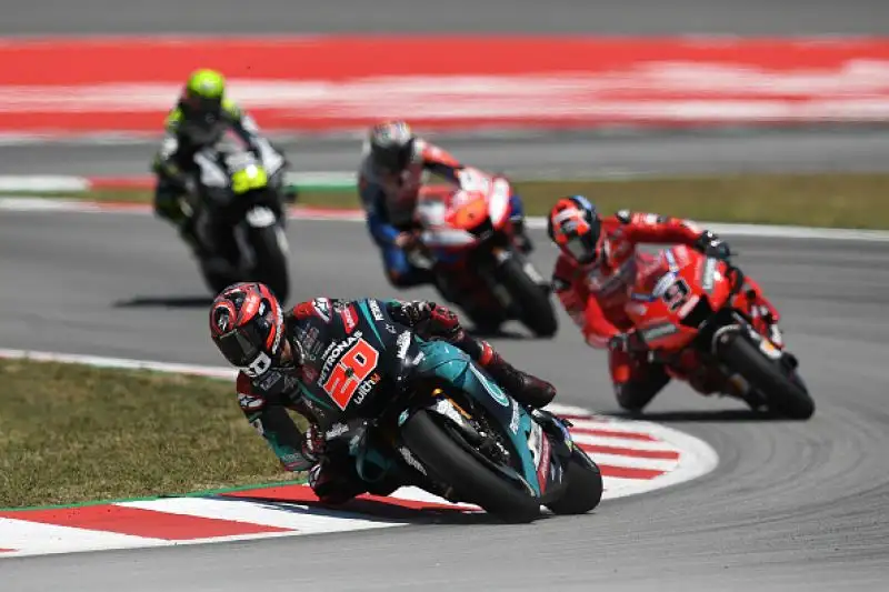 Marc Marquez vince in Catalogna uno dei Gran Premi più facili della sua carriera: il centauro della Honda approfitta della carambola innescata al secondo giro da un errore di Jorge Lorenzo