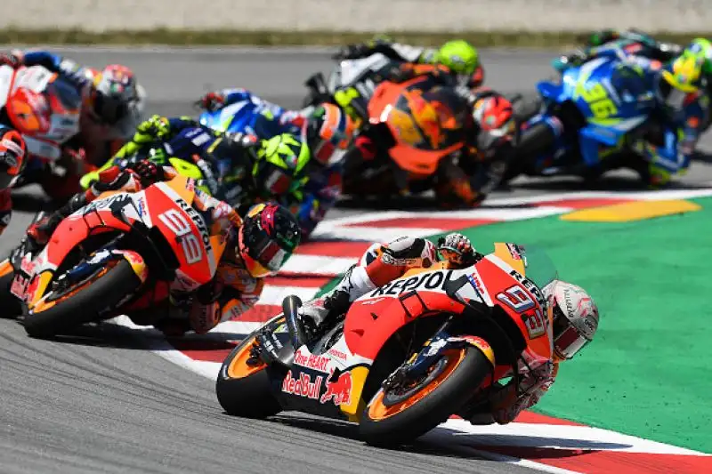 Marc Marquez vince in Catalogna uno dei Gran Premi più facili della sua carriera: il centauro della Honda approfitta della carambola innescata al secondo giro da un errore di Jorge Lorenzo