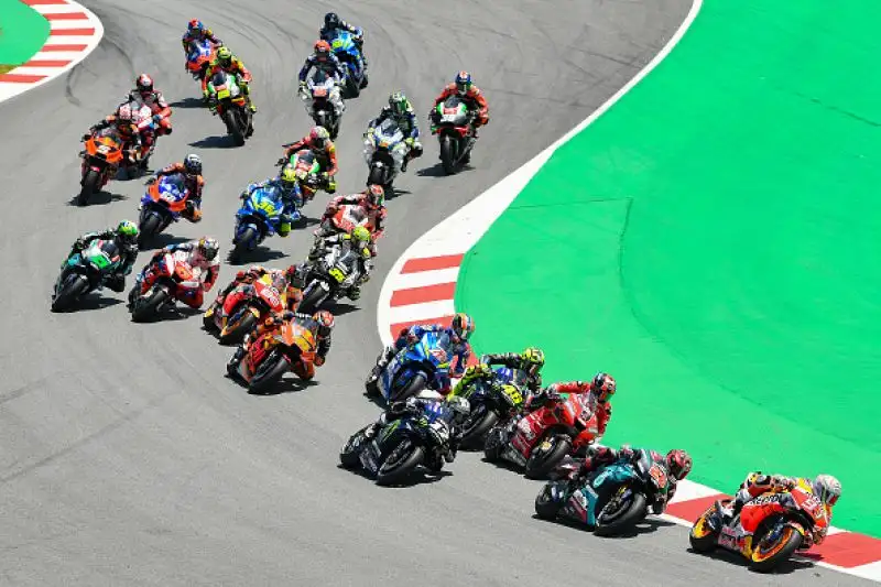 Marc Marquez vince in Catalogna uno dei Gran Premi più facili della sua carriera: il centauro della Honda approfitta della carambola innescata al secondo giro da un errore di Jorge Lorenzo