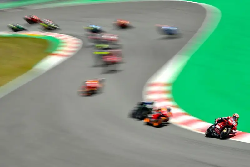 Marc Marquez vince in Catalogna uno dei Gran Premi più facili della sua carriera: il centauro della Honda approfitta della carambola innescata al secondo giro da un errore di Jorge Lorenzo