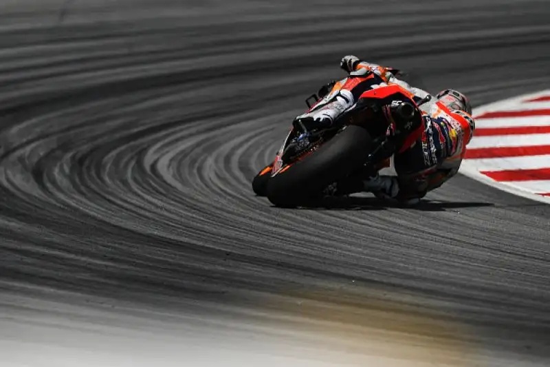Marc Marquez vince in Catalogna uno dei Gran Premi più facili della sua carriera: il centauro della Honda approfitta della carambola innescata al secondo giro da un errore di Jorge Lorenzo
