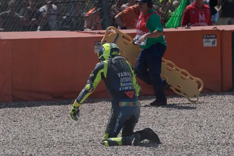 Il giapponese se l'è vista brutta: tra i primi a soccorrerlo proprio Valentino.