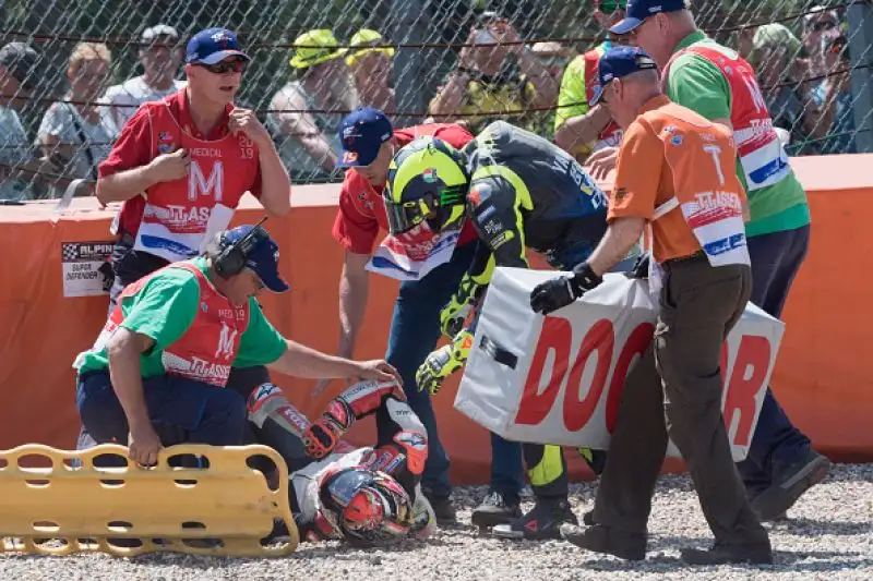 Il giapponese se l'è vista brutta: tra i primi a soccorrerlo proprio Valentino.