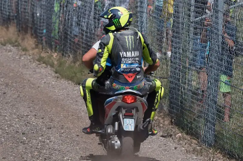 Il giapponese se l'è vista brutta: tra i primi a soccorrerlo proprio Valentino.