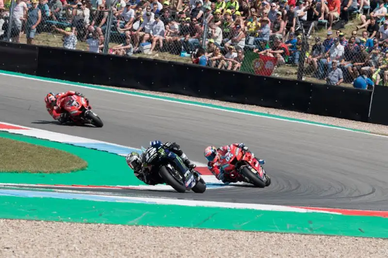 Maverick Viñales ha trionfato ad Assen. Lo spagnolo della Yamaha ha conquistato il primo successo della stagione domando il connazionale Marc Marquez, secondo.