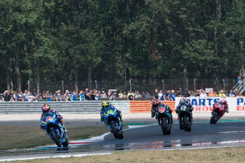 Maverick Viñales ha trionfato ad Assen. Lo spagnolo della Yamaha ha conquistato il primo successo della stagione domando il connazionale Marc Marquez, secondo.