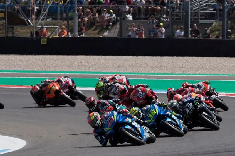 Maverick Viñales ha trionfato ad Assen. Lo spagnolo della Yamaha ha conquistato il primo successo della stagione domando il connazionale Marc Marquez, secondo.