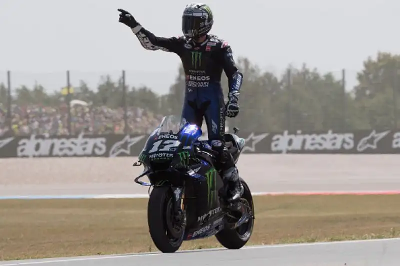 Maverick Viñales ha trionfato ad Assen. Lo spagnolo della Yamaha ha conquistato il primo successo della stagione domando il connazionale Marc Marquez, secondo.