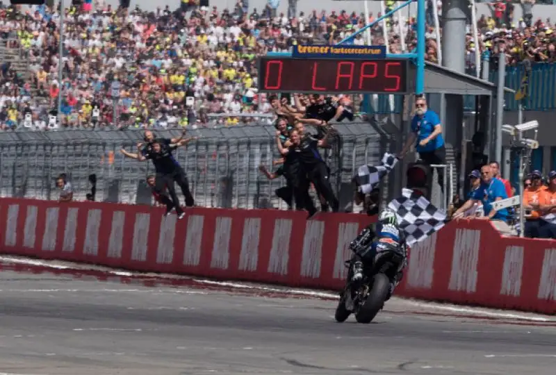 Maverick Viñales ha trionfato ad Assen. Lo spagnolo della Yamaha ha conquistato il primo successo della stagione domando il connazionale Marc Marquez, secondo.