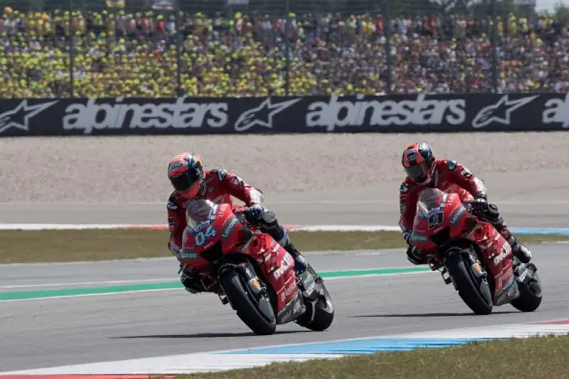 Maverick Viñales ha trionfato ad Assen. Lo spagnolo della Yamaha ha conquistato il primo successo della stagione domando il connazionale Marc Marquez, secondo.