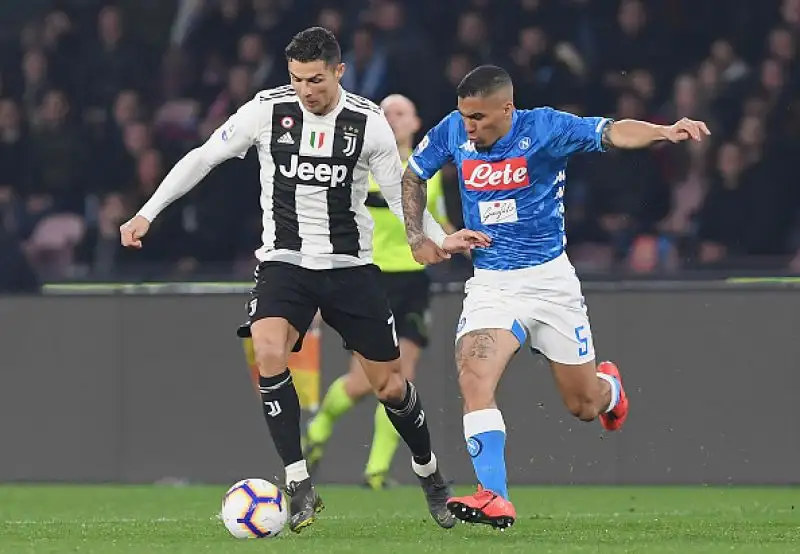 Un'espulsione per parte e Insigne sbaglia il rigore della parità: finisce 1-2, bianconeri a più sedici.