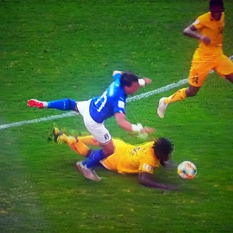 Per fortuna nulla di che. Ma l'intervento di Diakite (espulso) è stato terrificante. (Immagini tratte da SkySport)
