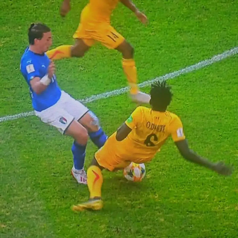 Per fortuna nulla di che. Ma l'intervento di Diakite (espulso) è stato terrificante. (Immagini tratte da SkySport)