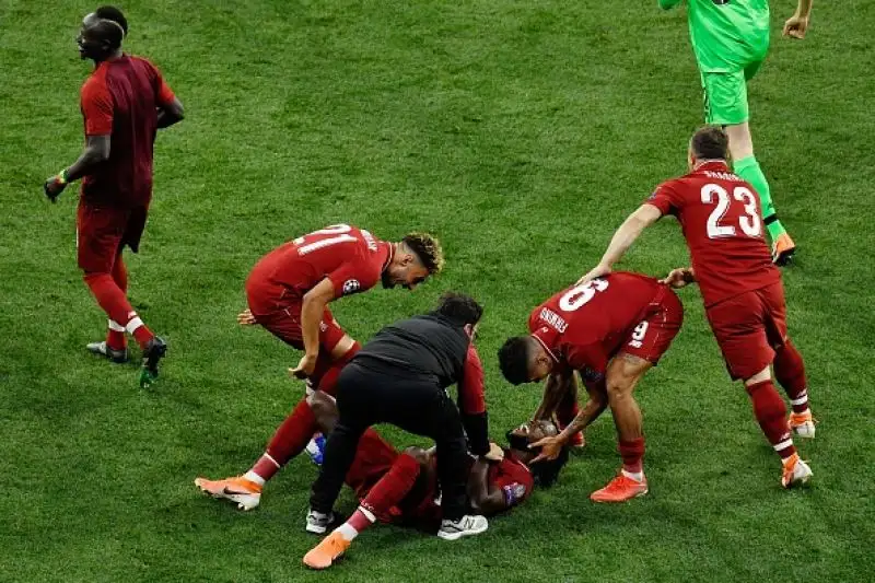 Un gol in apertura su rigore di Salah e uno in chiusura di Origi regalano la sesta Champions ai Reds.