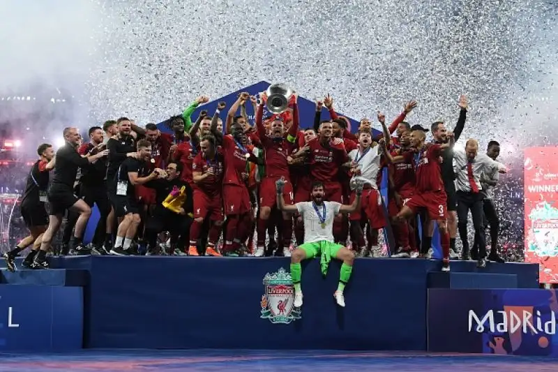 Un gol in apertura su rigore di Salah e uno in chiusura di Origi regalano la sesta Champions ai Reds.