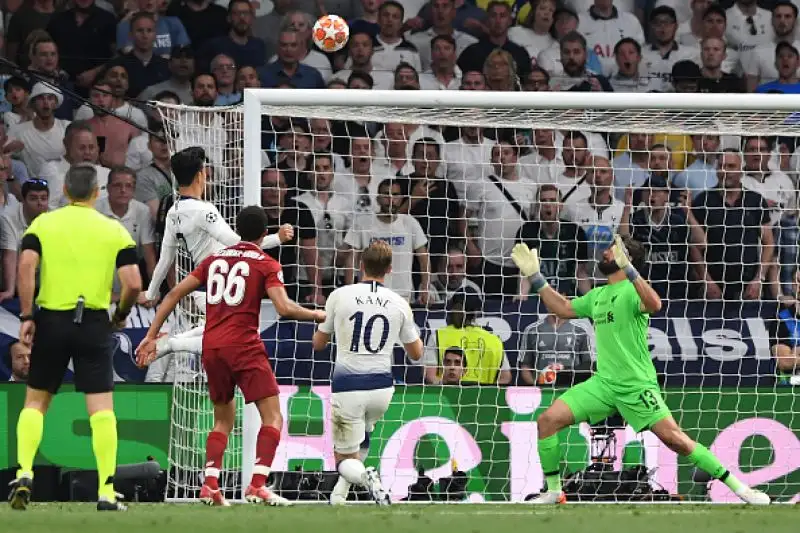 Un gol in apertura su rigore di Salah e uno in chiusura di Origi regalano la sesta Champions ai Reds.