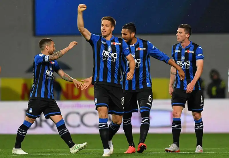 Dopo il vantaggio di Berardi i gol di Zapata, del Papu Gomez e di Pasalic regalano alla squadra di Gaseprini la qulificazione in Champions League.