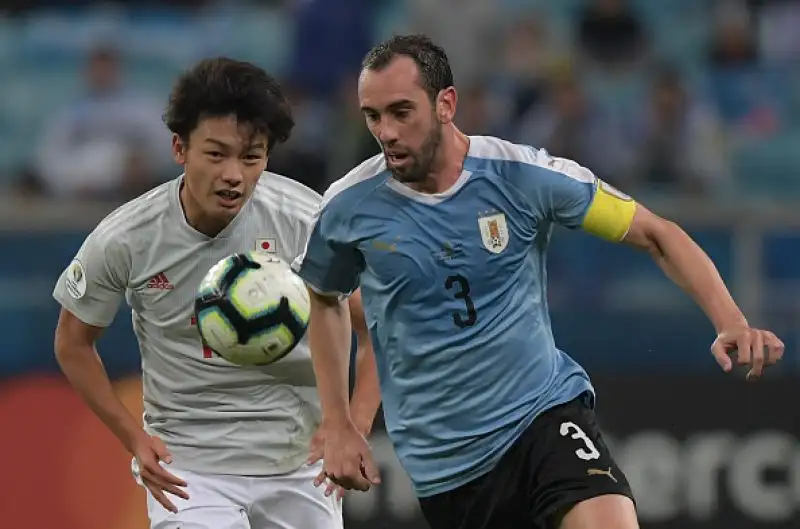 Considerato uno dei migliori difensori della propria generazione ha guidato da capitano a numerose vittorie l'Atletico Madird e la sua nazionale.