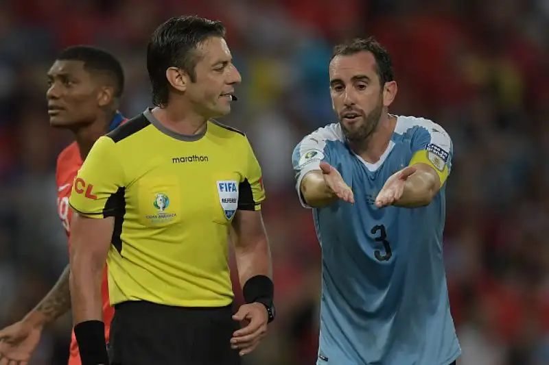 Considerato uno dei migliori difensori della propria generazione ha guidato da capitano a numerose vittorie l'Atletico Madird e la sua nazionale.