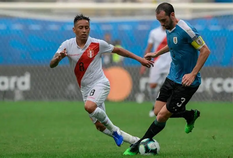 Considerato uno dei migliori difensori della propria generazione ha guidato da capitano a numerose vittorie l'Atletico Madird e la sua nazionale.