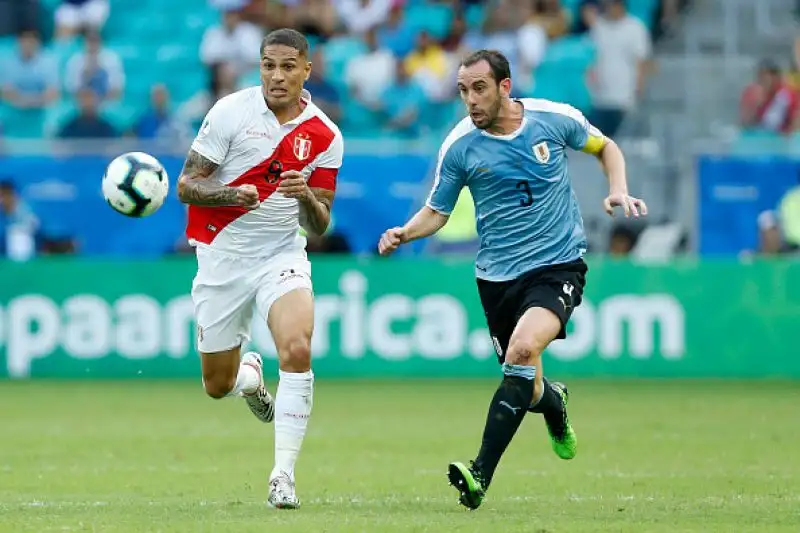 Considerato uno dei migliori difensori della propria generazione ha guidato da capitano a numerose vittorie l'Atletico Madird e la sua nazionale.