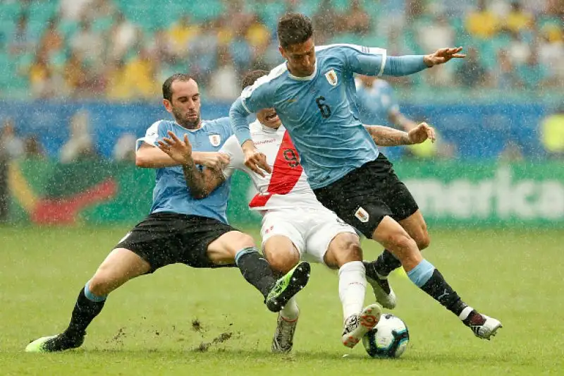 Considerato uno dei migliori difensori della propria generazione ha guidato da capitano a numerose vittorie l'Atletico Madird e la sua nazionale.