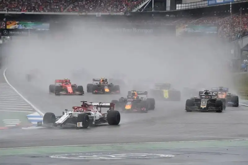 Sul podio alle spalle dell'olandese e del ferrarista anche la Toro Rosso di Kvyat, a muro Leclerc e Bottas. Male Hamilton che chiude undicesimo dopo diversi errori.
