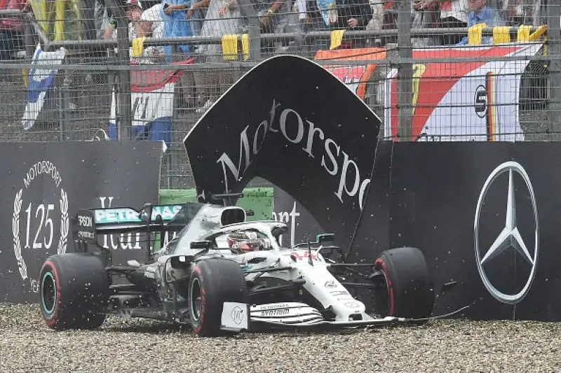 Sul podio alle spalle dell'olandese e del ferrarista anche la Toro Rosso di Kvyat, a muro Leclerc e Bottas. Male Hamilton che chiude undicesimo dopo diversi errori.