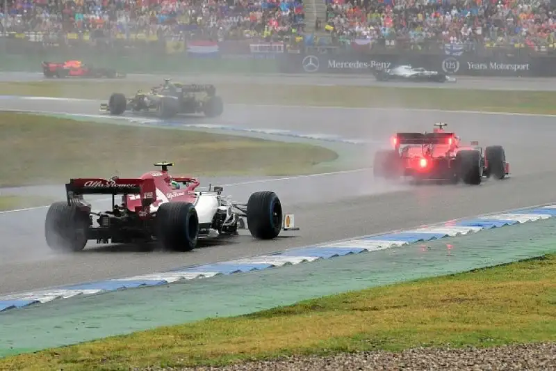 Sul podio alle spalle dell'olandese e del ferrarista anche la Toro Rosso di Kvyat, a muro Leclerc e Bottas. Male Hamilton che chiude undicesimo dopo diversi errori.