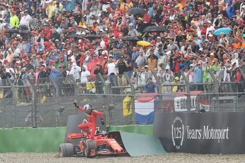 Sul podio alle spalle dell'olandese e del ferrarista anche la Toro Rosso di Kvyat, a muro Leclerc e Bottas. Male Hamilton che chiude undicesimo dopo diversi errori.