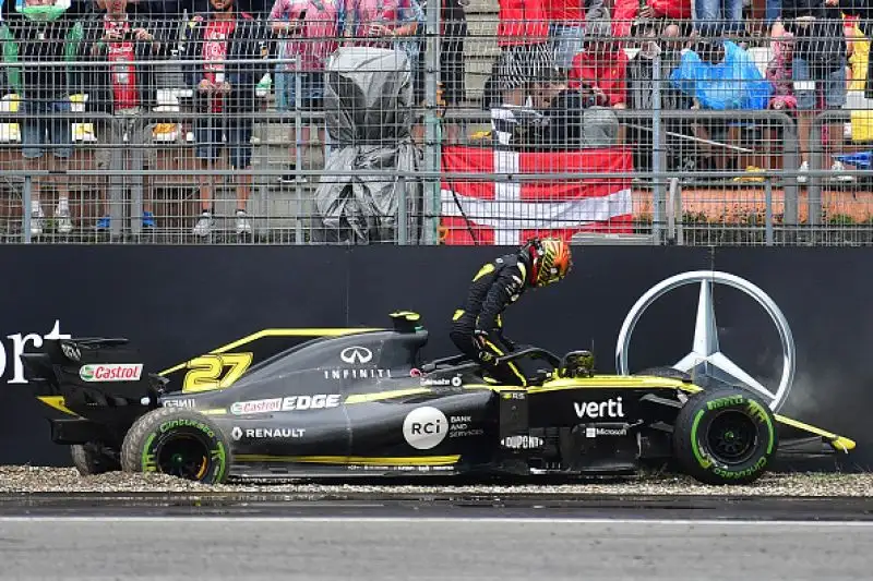 Sul podio alle spalle dell'olandese e del ferrarista anche la Toro Rosso di Kvyat, a muro Leclerc e Bottas. Male Hamilton che chiude undicesimo dopo diversi errori.