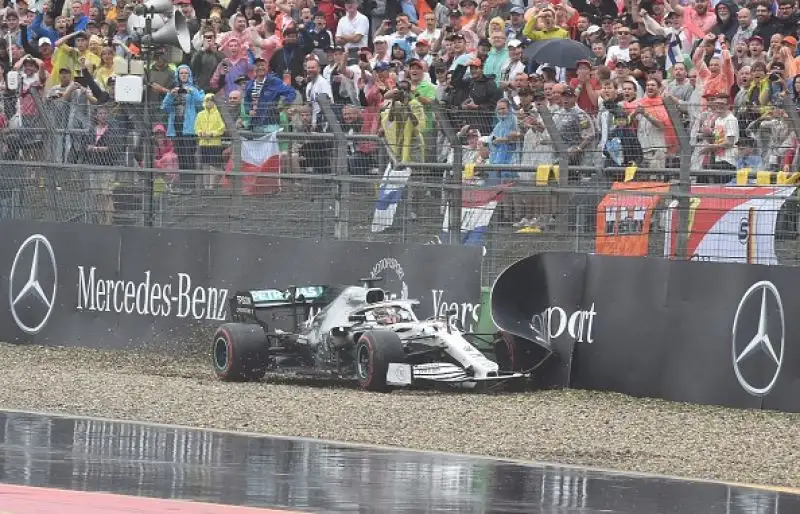 Sul podio alle spalle dell'olandese e del ferrarista anche la Toro Rosso di Kvyat, a muro Leclerc e Bottas. Male Hamilton che chiude undicesimo dopo diversi errori.