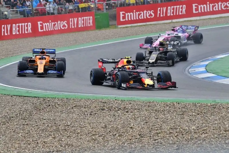 Sul podio alle spalle dell'olandese e del ferrarista anche la Toro Rosso di Kvyat, a muro Leclerc e Bottas. Male Hamilton che chiude undicesimo dopo diversi errori.