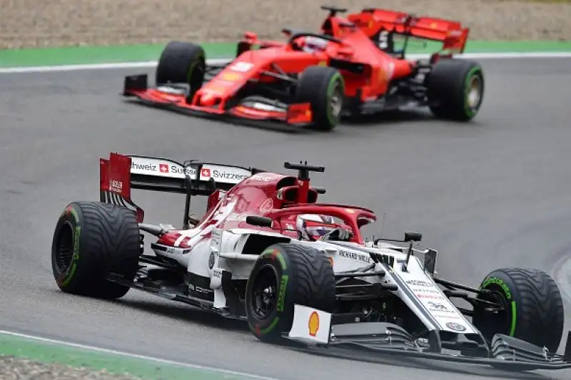 Sul podio alle spalle dell'olandese e del ferrarista anche la Toro Rosso di Kvyat, a muro Leclerc e Bottas. Male Hamilton che chiude undicesimo dopo diversi errori.